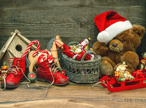 Nostalgische Weihnachtsdekoration mit antiken Spielzeugen — Stockfoto