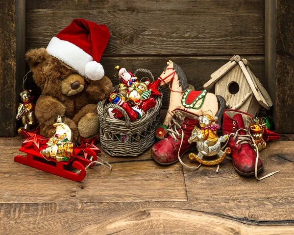 Dekorację świąteczną w stylu retro z zabytkowych zabawek — Stockfoto