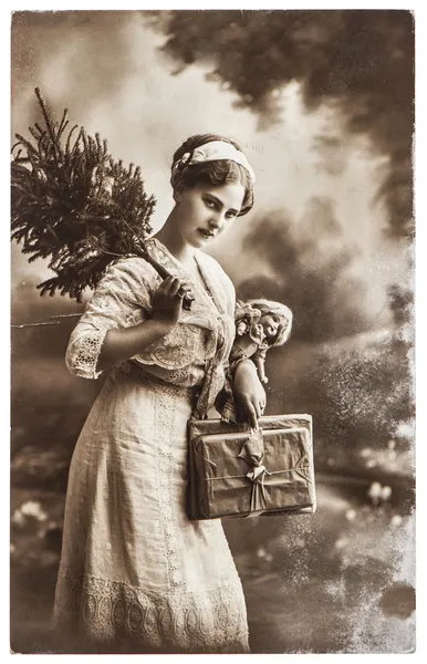 Junge Frau mit Weihnachtsbaum und Geschenken — Stockfoto