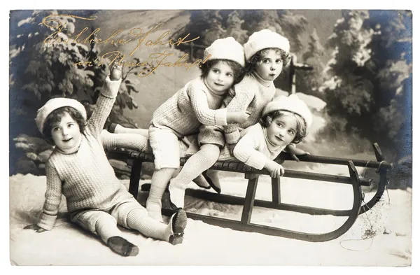 Foto antiga de crianças com trenó. cartão postal de Natal vintage — Fotografia de Stock