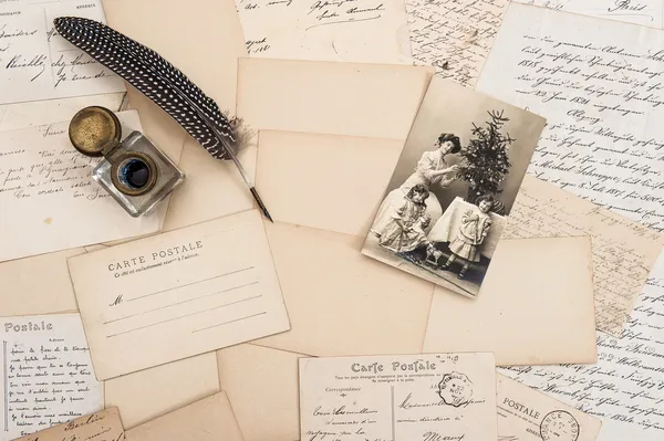 Oude brieven, vintage postkaarten en antieke veer pen — Stockfoto