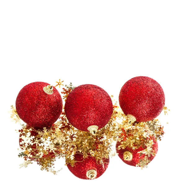 Röda julgranskulor med gyllene dekoration — Stockfoto