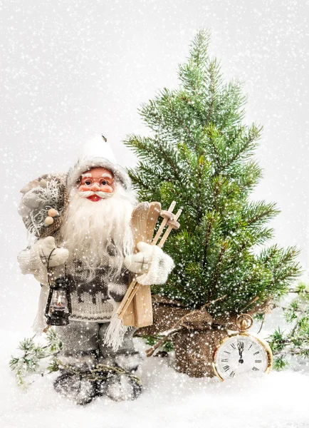 Kerstman met kerstboom in sneeuw — Stockfoto