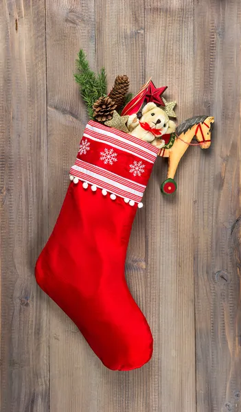 Karácsonyi harisnya-val dekoráció nosztalgikus szüreti játékok — Stock Fotó