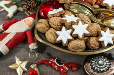 Noel kurabiyeleri ve ceviz vintage dekorasyon ile