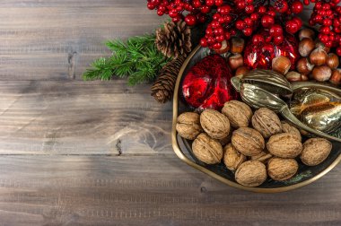 ceviz ve Noel dekorasyonları ahşap zemin üzerinde