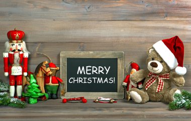 Noel dekorasyonu ile antika oyuncaklar ve yazı tahtası