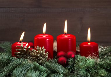 dört kırmızı yanan mumlar ile Noel dekorasyon