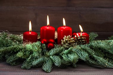 dört kırmızı yanan mumlar ile Noel dekorasyon