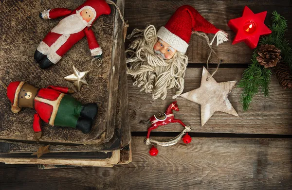 Naturaleza muerta de Navidad con juguetes hechos a mano antiguos — Foto de Stock