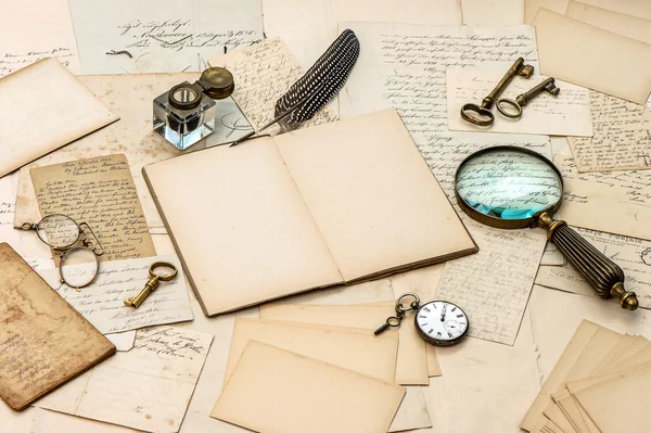 Accessori antichi, vecchie lettere, calamaio e penna a inchiostro — Foto Stock