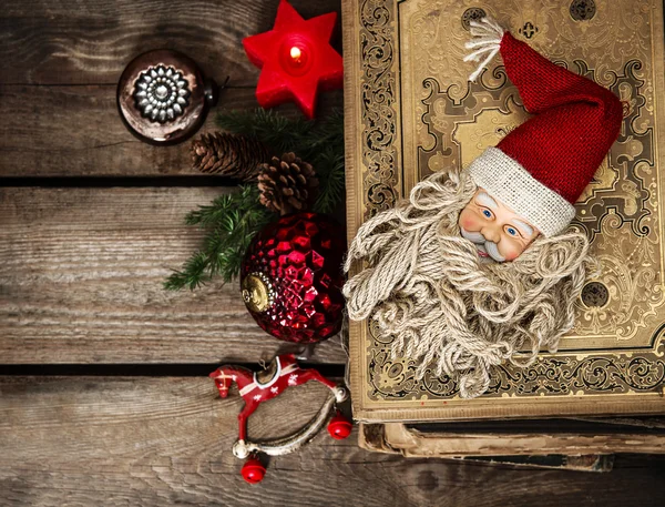 Ročník Vánoční dekorace, starožitný cetky a hračky — Stock fotografie