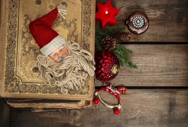 Ročník Vánoční dekorace, starožitný cetky a hračky — Stock fotografie