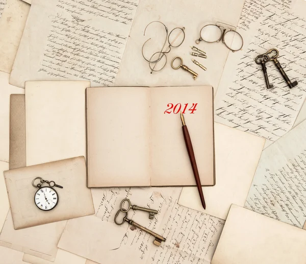 Антикварні аксесуари, старі літери, годинник і ключі, щоденник 2014 — стокове фото