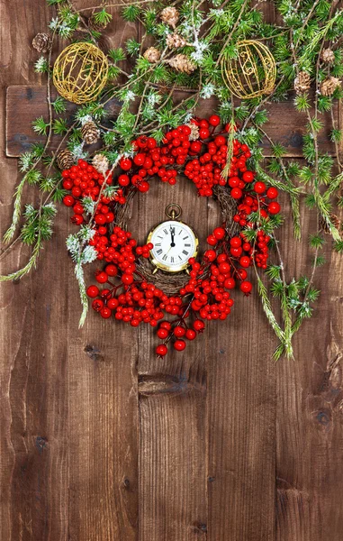 Christmas decoration with wreath from red berries — Stock Photo, Image