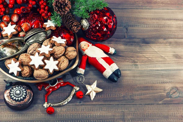 Biscoitos de Natal e nozes com decorações vintage — Fotografia de Stock