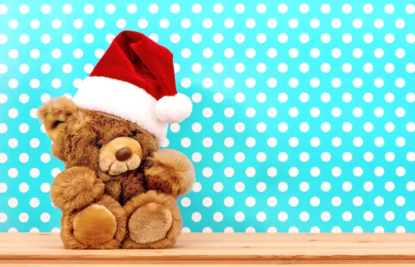 复古泰迪熊与圣诞老人的帽子。圣诞装饰 — 图库照片