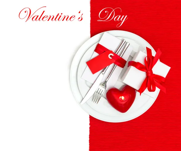 Table de la Saint-Valentin mise en place en rouge et blanc — Photo