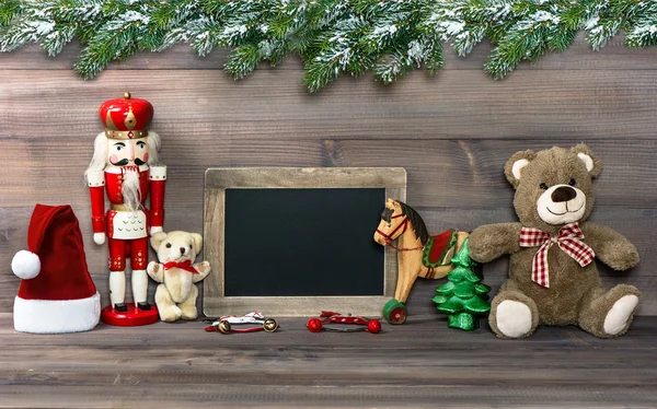 Decoración de Navidad con juguetes antiguos y pizarra —  Fotos de Stock