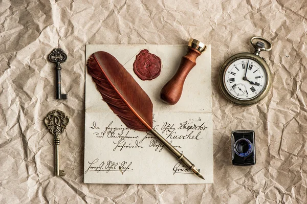 与旧的信和老式墨水笔的背景 — 图库照片