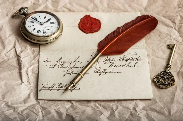 Nostalgic background with old letter and vintage ink pen — Stock Photo, Image