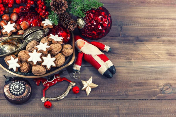 Galletas de Navidad y nueces con decoraciones vintage — Foto de Stock