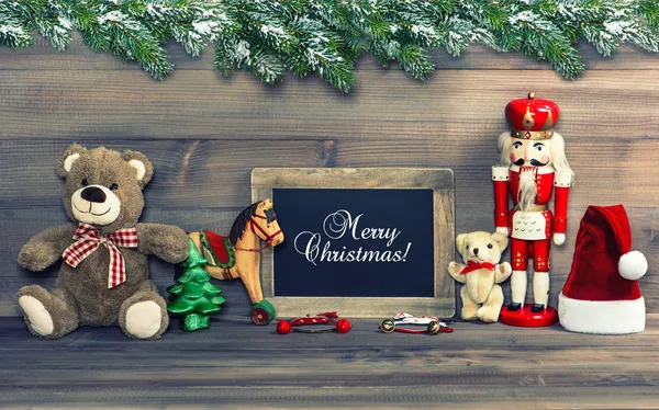 アンティークのおもちゃと黒板でクリスマスの装飾 — ストック写真