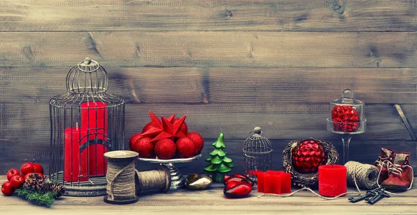 Decoraciones de Navidad vintage con velas rojas — Foto de Stock