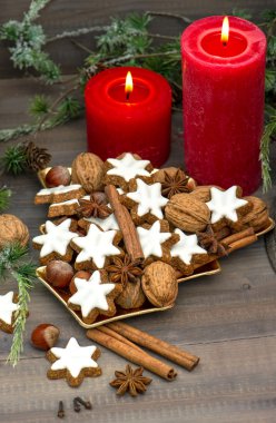 tarçınlı kurabiye, fındık ve Noel dekorasyonu ile spieces