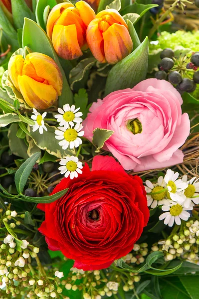 Strauß bunter Frühlingsblumen — Stockfoto