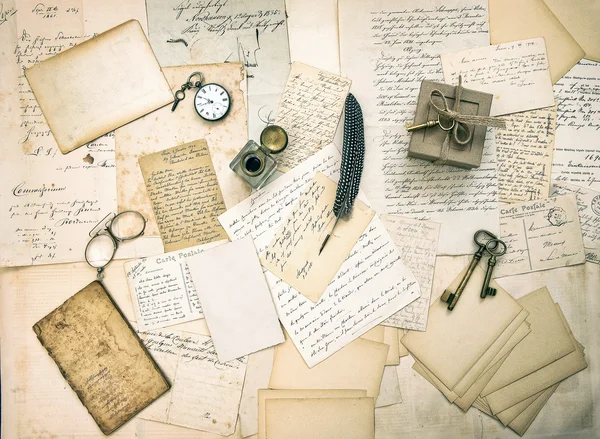 古い手紙とはがき、ヴィンテージ アクセサリー、アンティークの本 — ストック写真