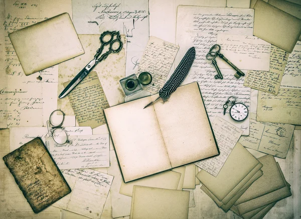 Accessoires anciens, vieilles lettres et stylo encre vintage — Photo