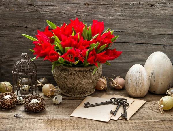 Decoração de Páscoa com gaiola, ovos e flores de tulipa — Fotografia de Stock