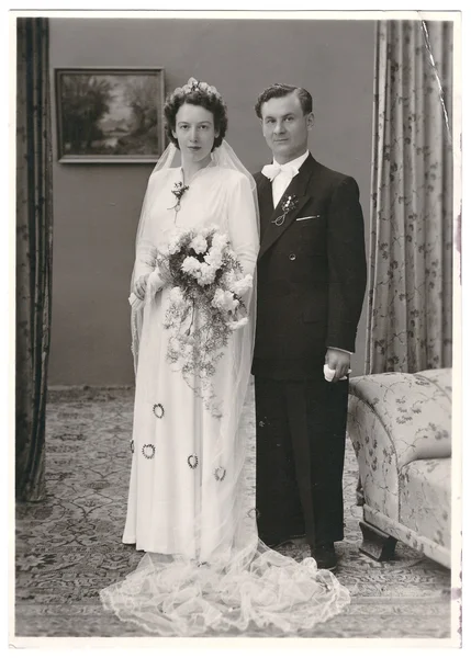 老式的结婚照。只是已婚的夫妇。新娘和新郎 — 图库照片