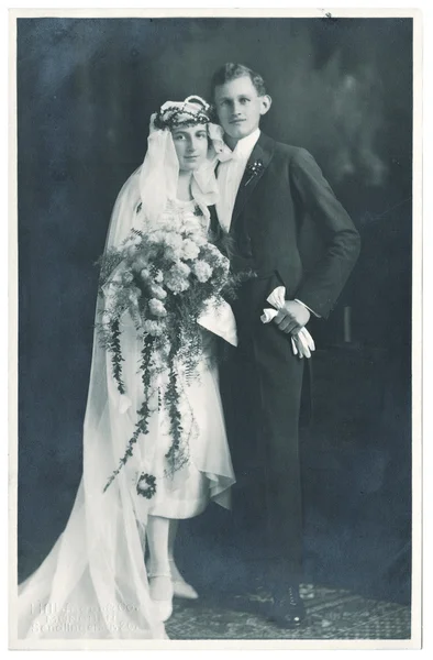 Antique wedding photo. portrait of just married couple — Stock Photo, Image