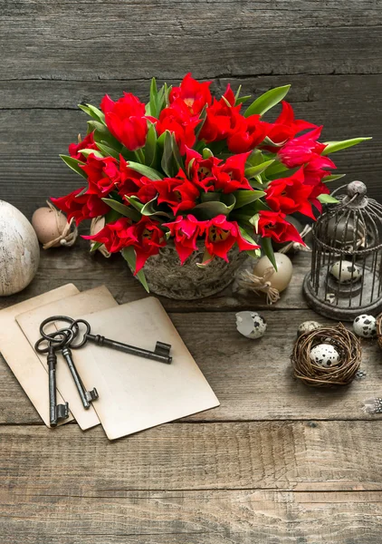 Decoração de Páscoa com ovos e flores de tulipa vermelha — Fotografia de Stock