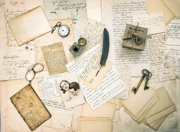 Oude liefde brieven, briefkaarten, antieke accessoires en foto — Stockfoto