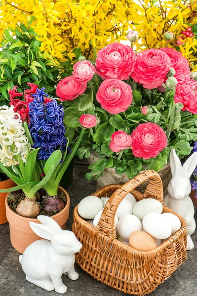 Spring flowers with easter home interior decoration — Stock Photo, Image