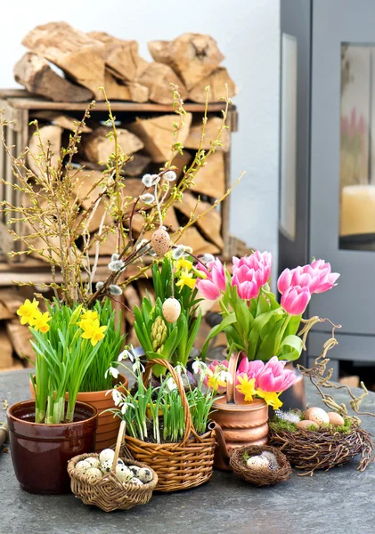 Flores da primavera com decoração de ovos de Páscoa — Fotografia de Stock