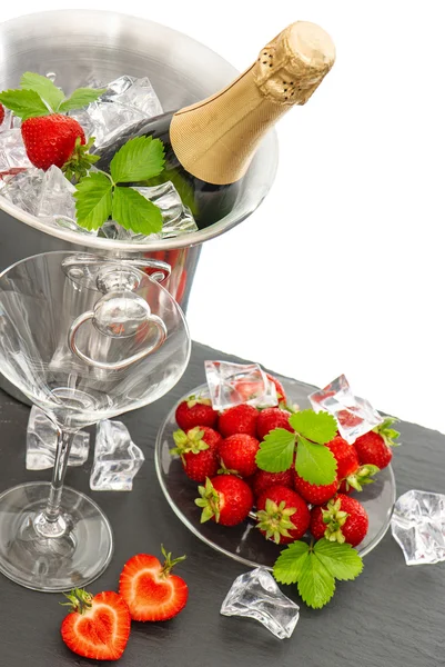 Champagne, due bicchieri e fragole — Foto Stock