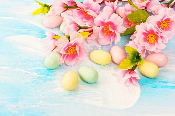 Easter decoration with flowers and eggs. Springtime — Stock Photo, Image