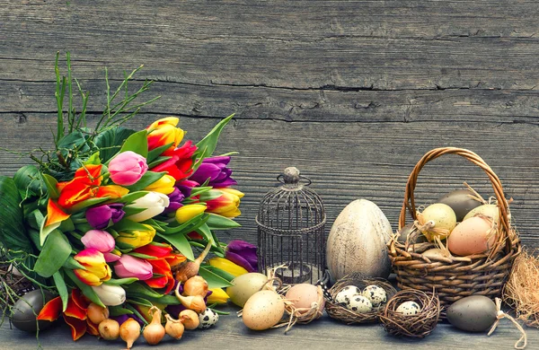 Decoración de Pascua con huevos y flores de tulipán —  Fotos de Stock