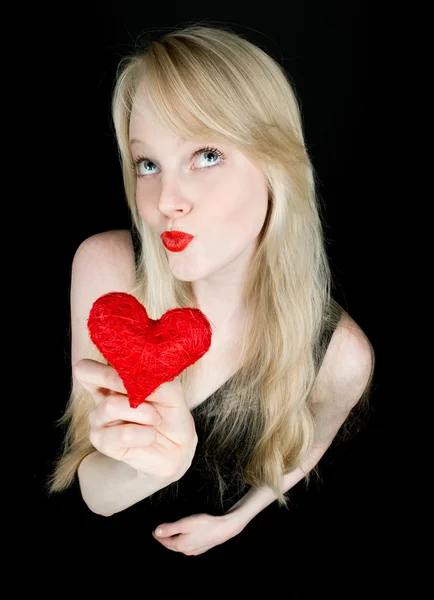 Chica divertida con el corazón de San Valentín rojo — Foto de Stock