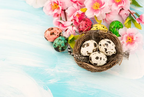 Decoración de Pascua con flores y huevos — Foto de Stock