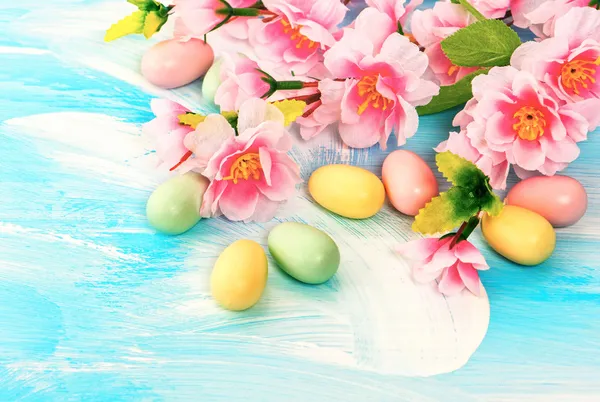 Decorazione pasquale con fiori e uova. Primavera — Foto Stock