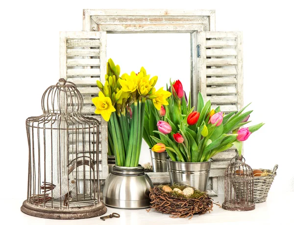 Intérieur de la maison avec des fleurs de printemps fraîches et des œufs de Pâques — Photo