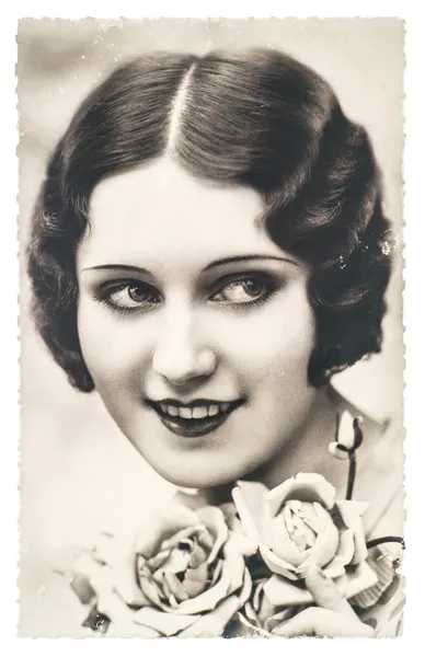 Jeune femme aux fleurs roses, ca. 1920 Paris — Photo