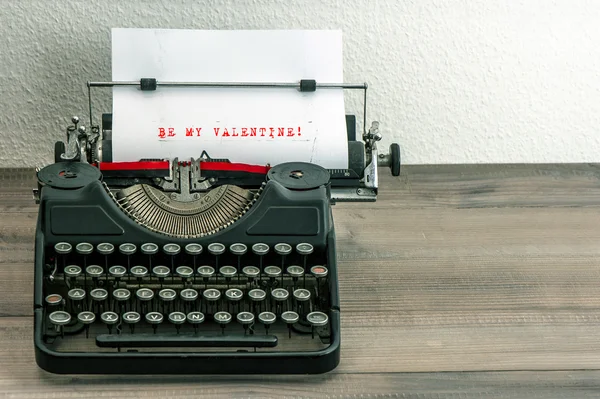 Máquina de escribir con página de papel blanco. Sé mi San Valentín ! — Foto de Stock