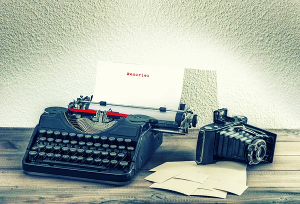 Machine à écrire et appareil photo vintage. Concept de souvenirs — Photo