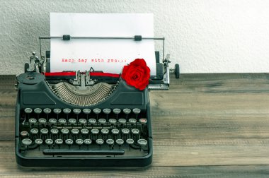 Vintage daktilo ile aşk mektubu ve kırmızı gül çiçek